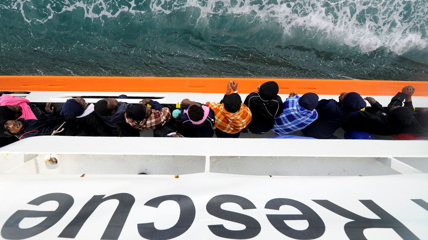 Inmigrantes de camino al Aquarius en el puerto siciliano de Catania | Reuters