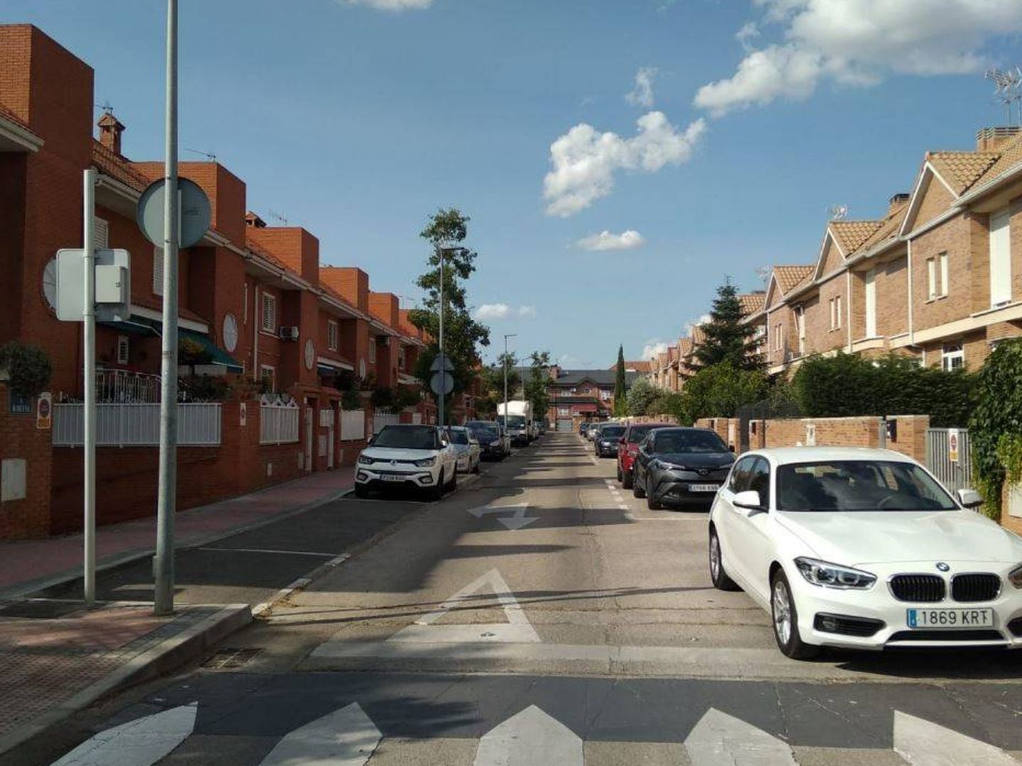 Calle de ensanche con hileras de chalets en Torrejón. (Foto: Roberto Sánchez)