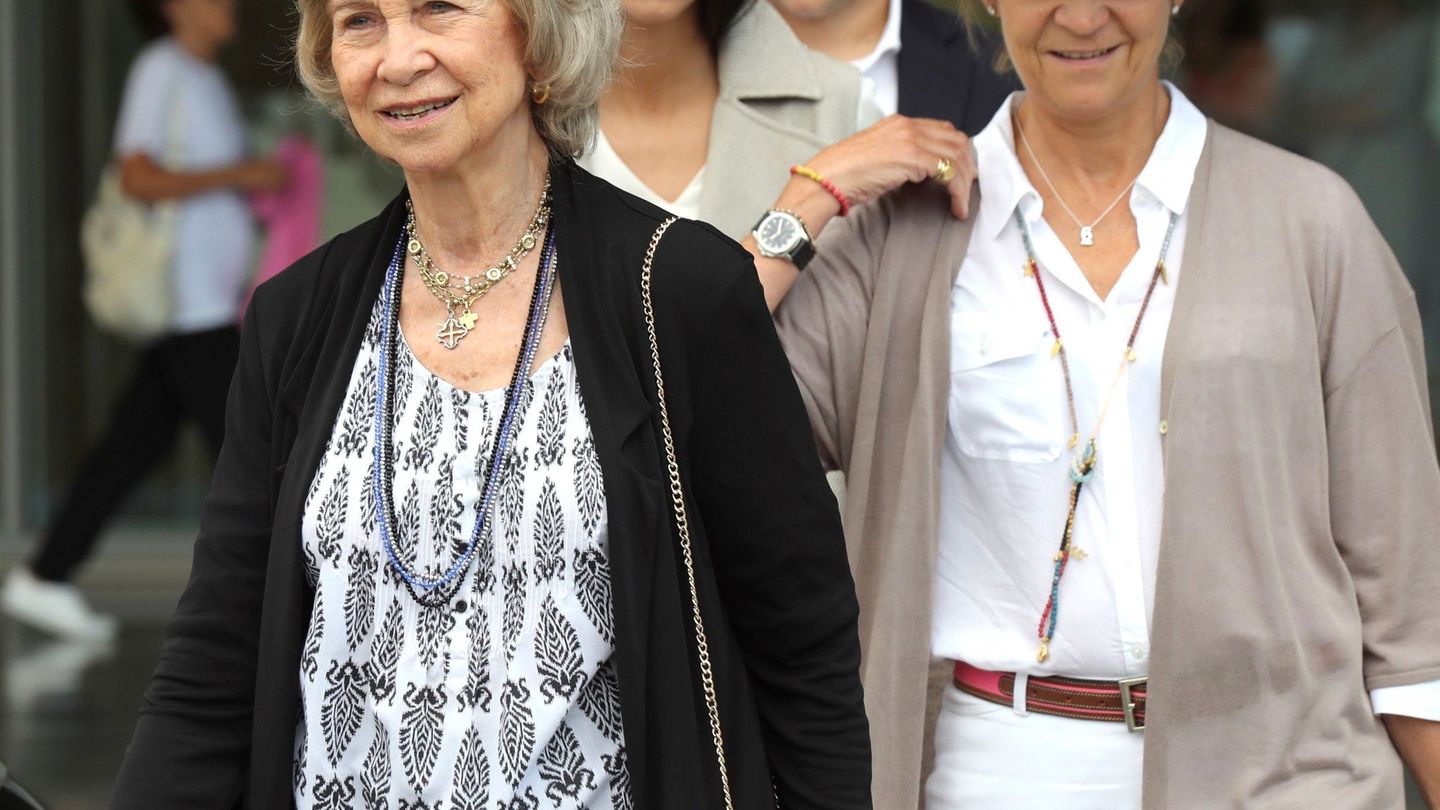 La reina Sofía, junto a la infanta Elena y sus nietos Victoria Federica y Froilán. (EFE)