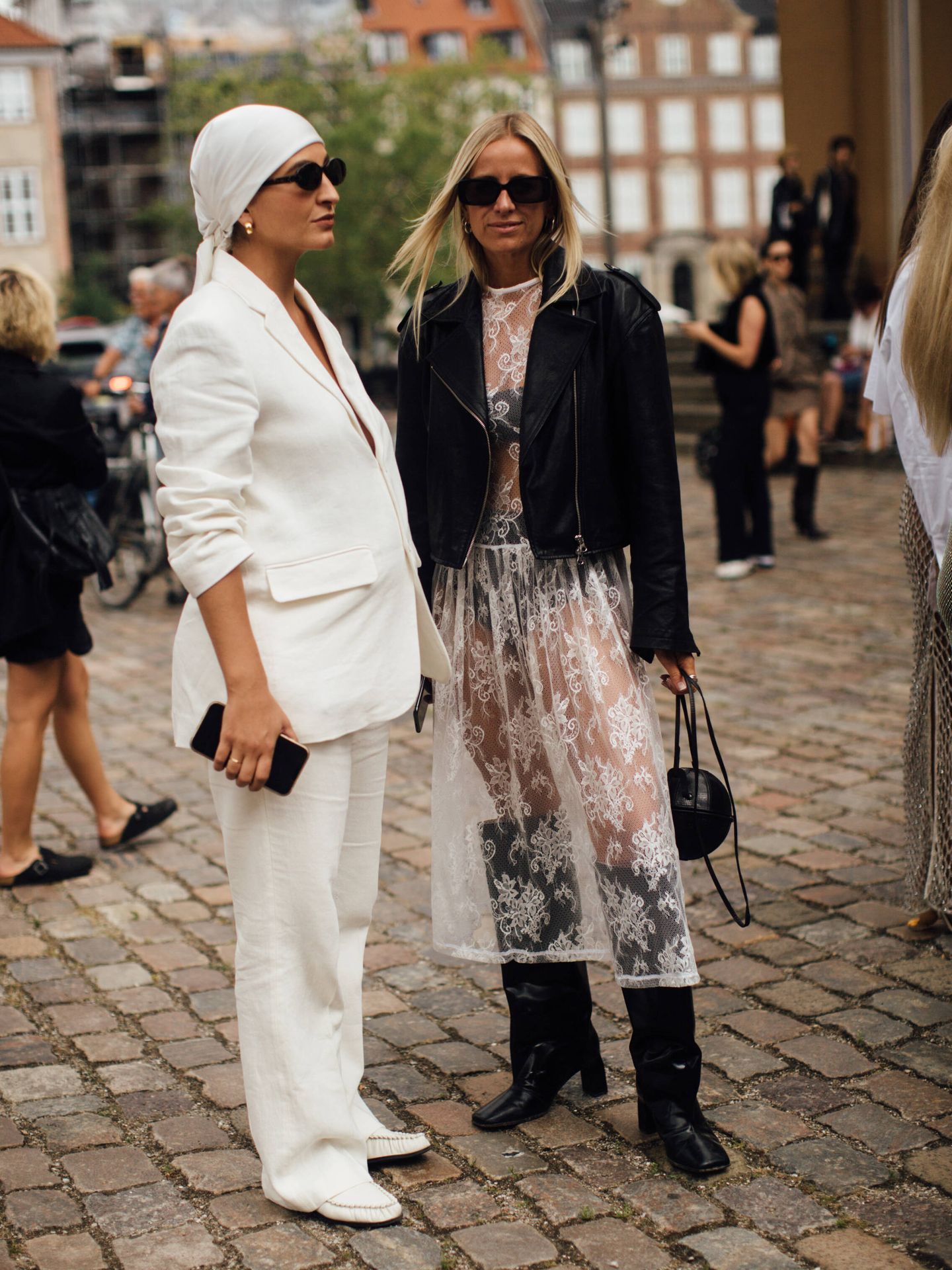 Vestida de encaje con botas de caña ancha para la Semana de la Moda de Copenhague. (Imaxtree)