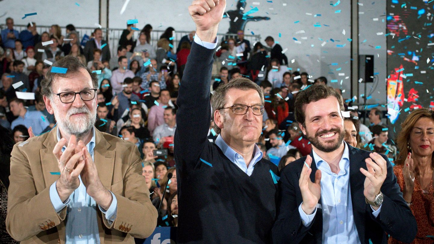 El presidente del PPdeG y candidato a la reelección, Alberto Núñez Feijóo (c), acompañado del expresidente del Gobierno, Mariano Rajoy (i), y el presidente nacional del PP, Pablo Casado. (EFE)