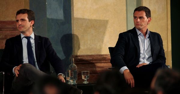 Foto: Casado y Rivera (d) en un encuentro sobre el 40º aniversario de la Constitución. (EFE)