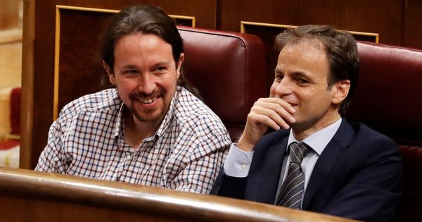 Foto: El secretario general de Unidas Podemos, Pablo Iglesias (izda), y el portavoz de En Comú Podem, Jaume Asens, durante la fallida sesión de investidura. (EFE)