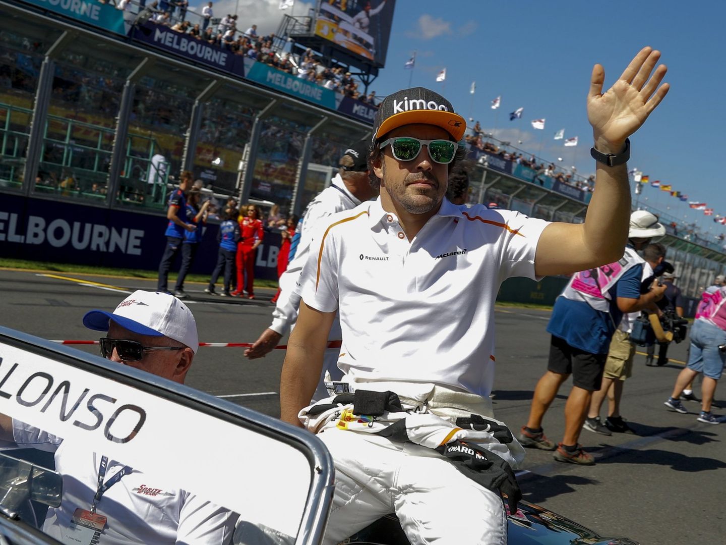 Fernando Alonso saluda a los aficionados en el 'drivers parade' previo a la carrera del Gran Premio de Australia de F1. (Reuters)