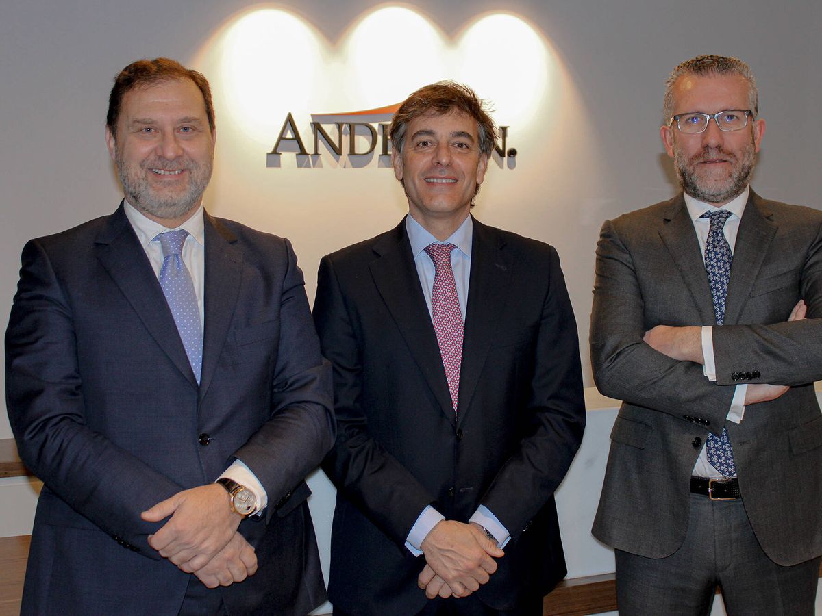 Foto: Antonio Cañadas (en el centro), nuevo socio de Andersen. A los lados, los socios codirectores Íñigo Rodríguez-Sastre y José Vicente Morote. 