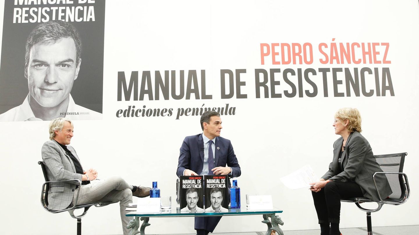 Pedro Sánchez, en el coloquio de la presentación de su libro, con Mercedes Milá y Jesús Calleja, este 21 de febrero de 2019. (EFE)
