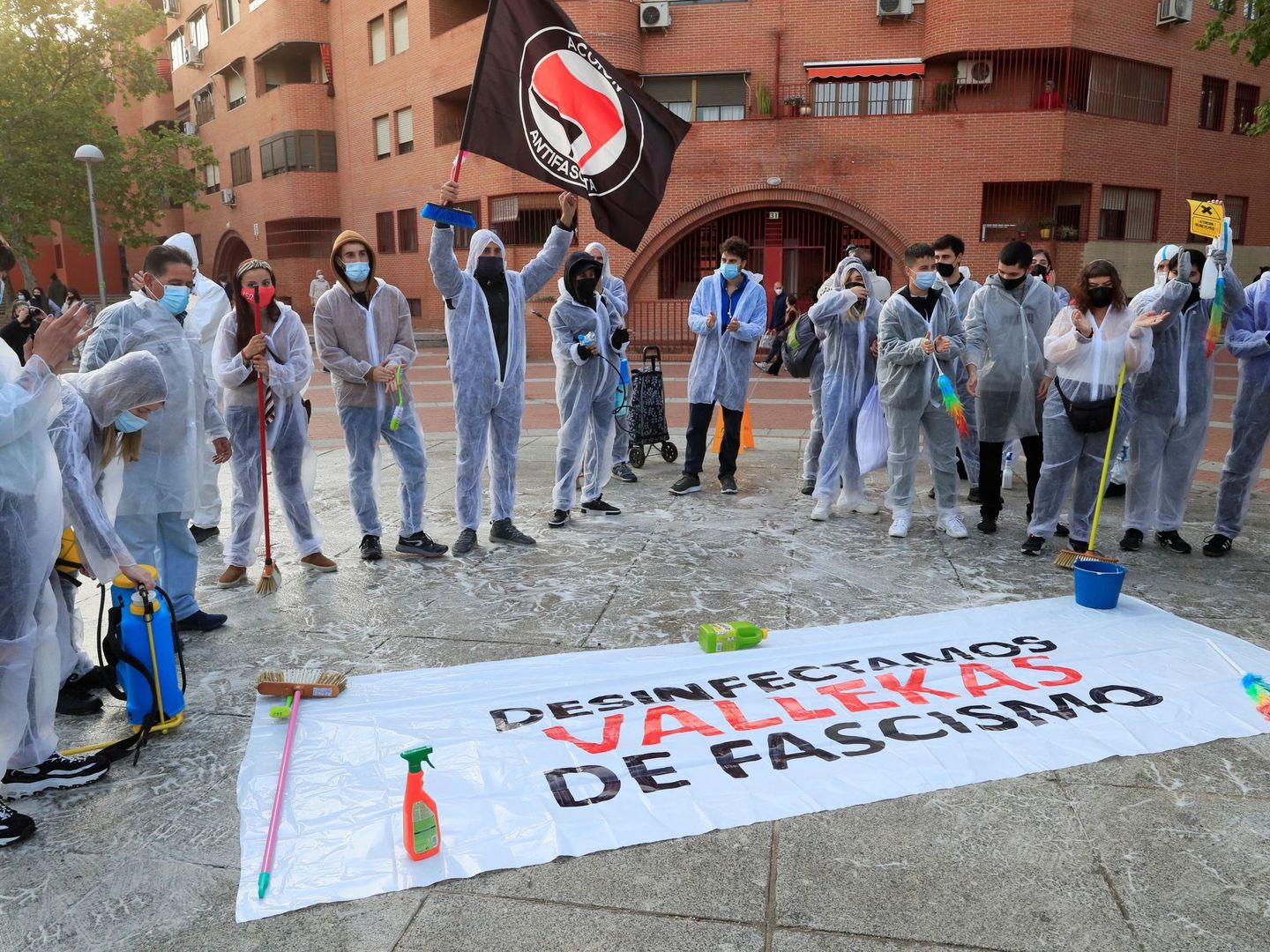 Acto de 'Desinfección antifascista' en 2021 en Vallecas tras un mitin de Vox. (EFE/F. Alvarado)