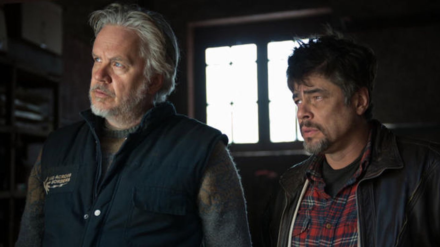 Tim Robbins y Benicio del Toro en 'Un día perfecto'