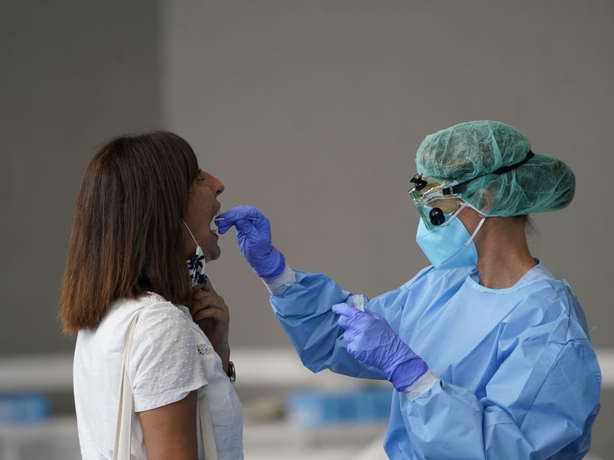 Foto: Una enfermera hace un test de coronavirus. (Reuters)