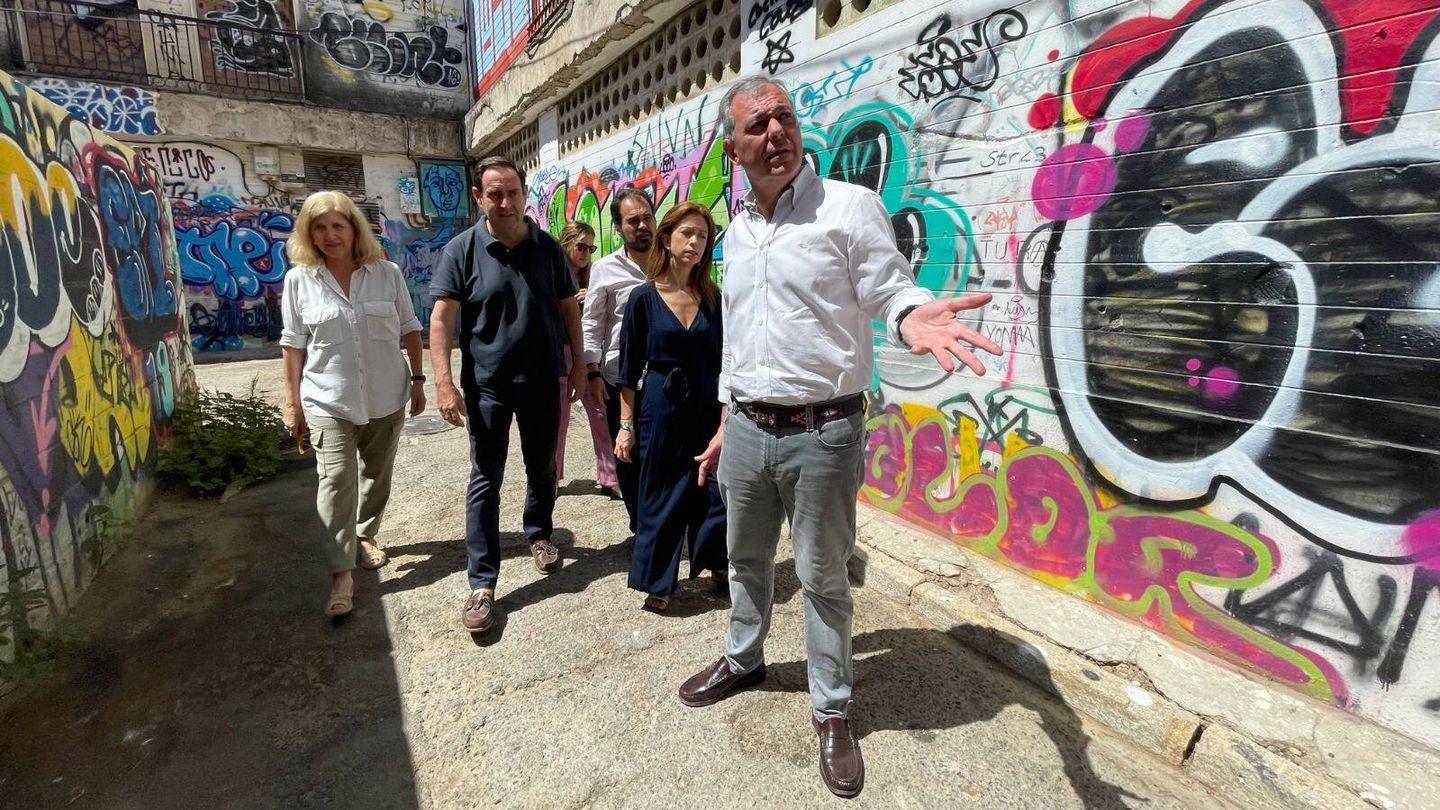 El líder popular en el Ayuntamiento de Sevilla visita una calle llena de grafitis. (Cedida)