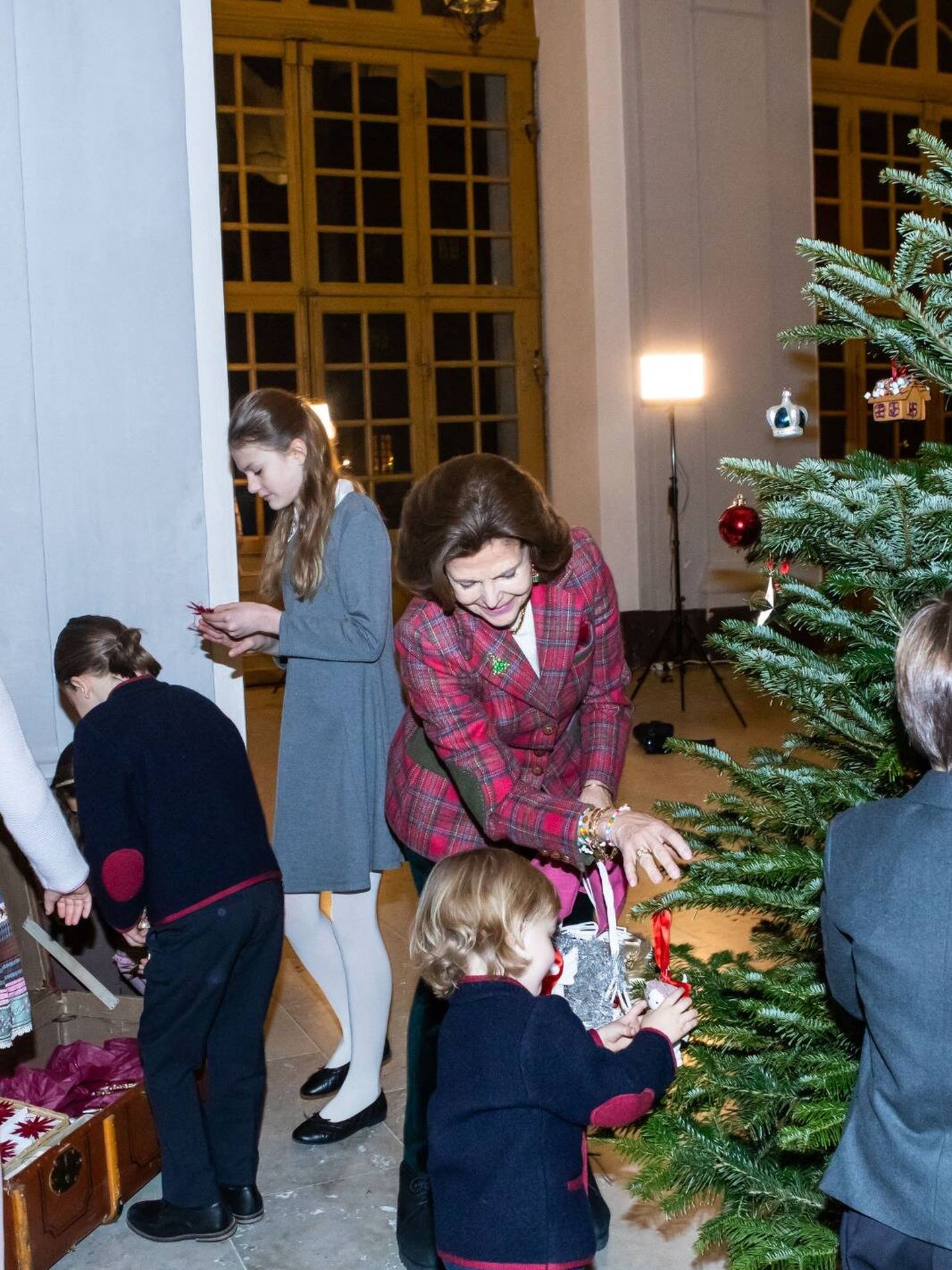  La reina Silvia de Suecia junto a sus nietos. (Gtres)