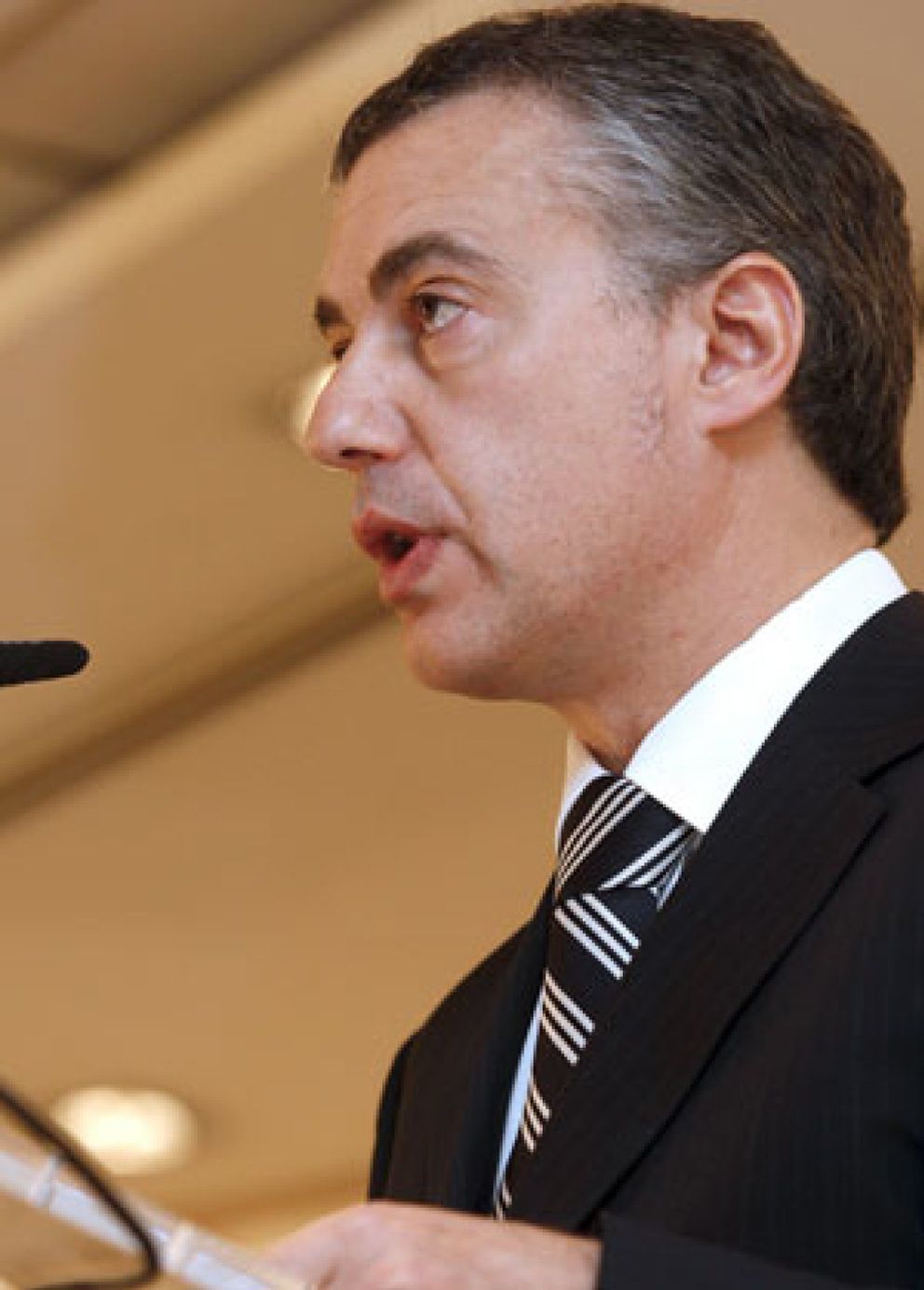 Foto: Urkullu califica a Zapatero de "rey del escapismo"