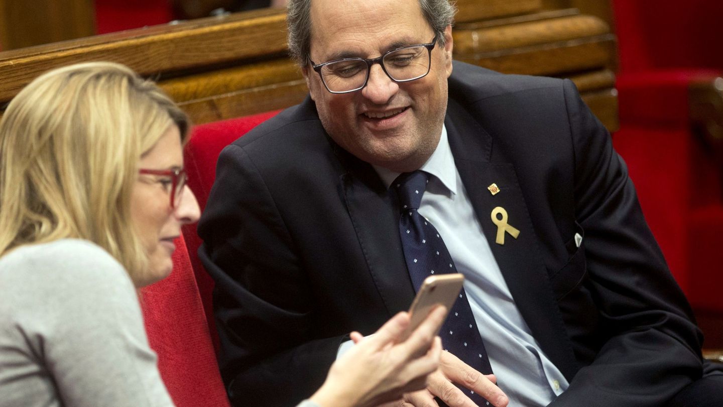 El presidente de la Generalitat conversa con Elsa Artadi. (EFE)