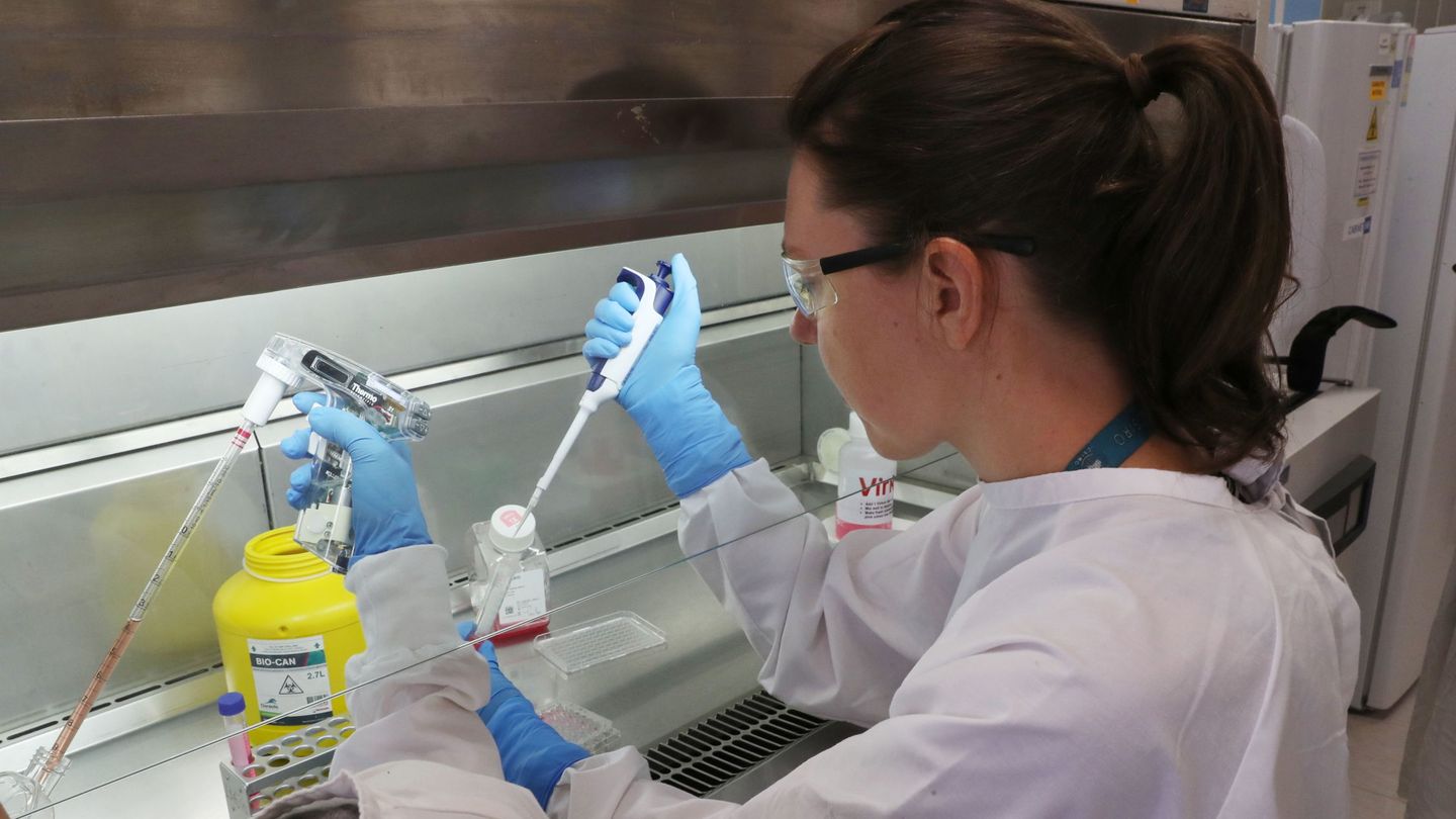 Una científica trabaja en la vacuna contra el Covid-19 en Australia. (EPA)