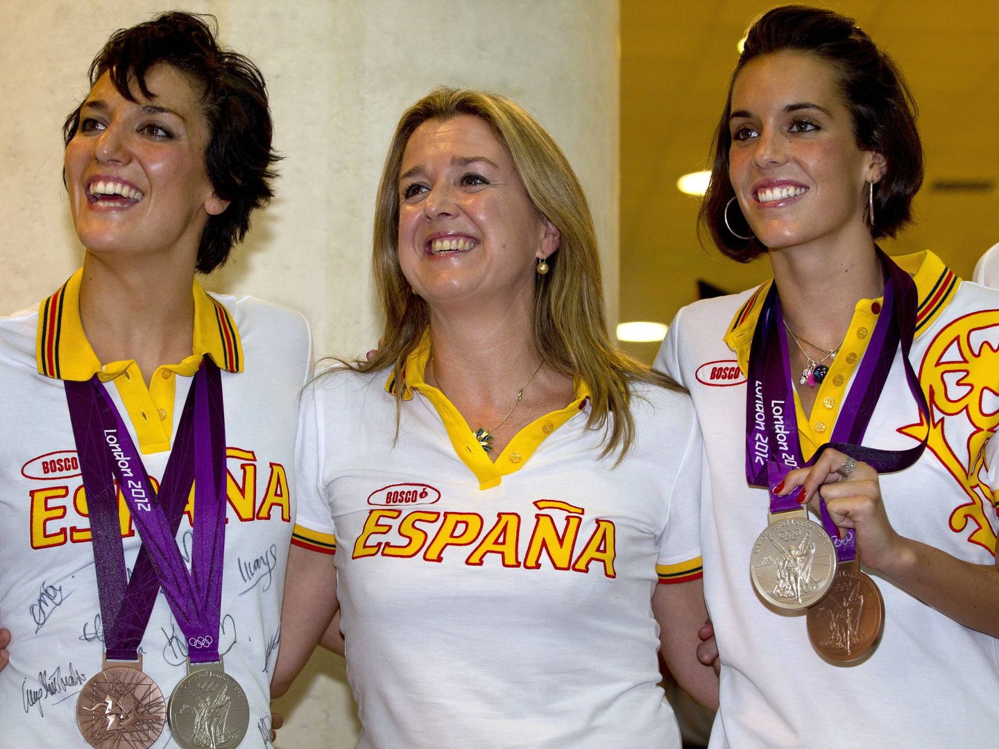 Tarrés (c), con Andrea Fuentes (i) y Ona Carbonell (d). (EFE) 