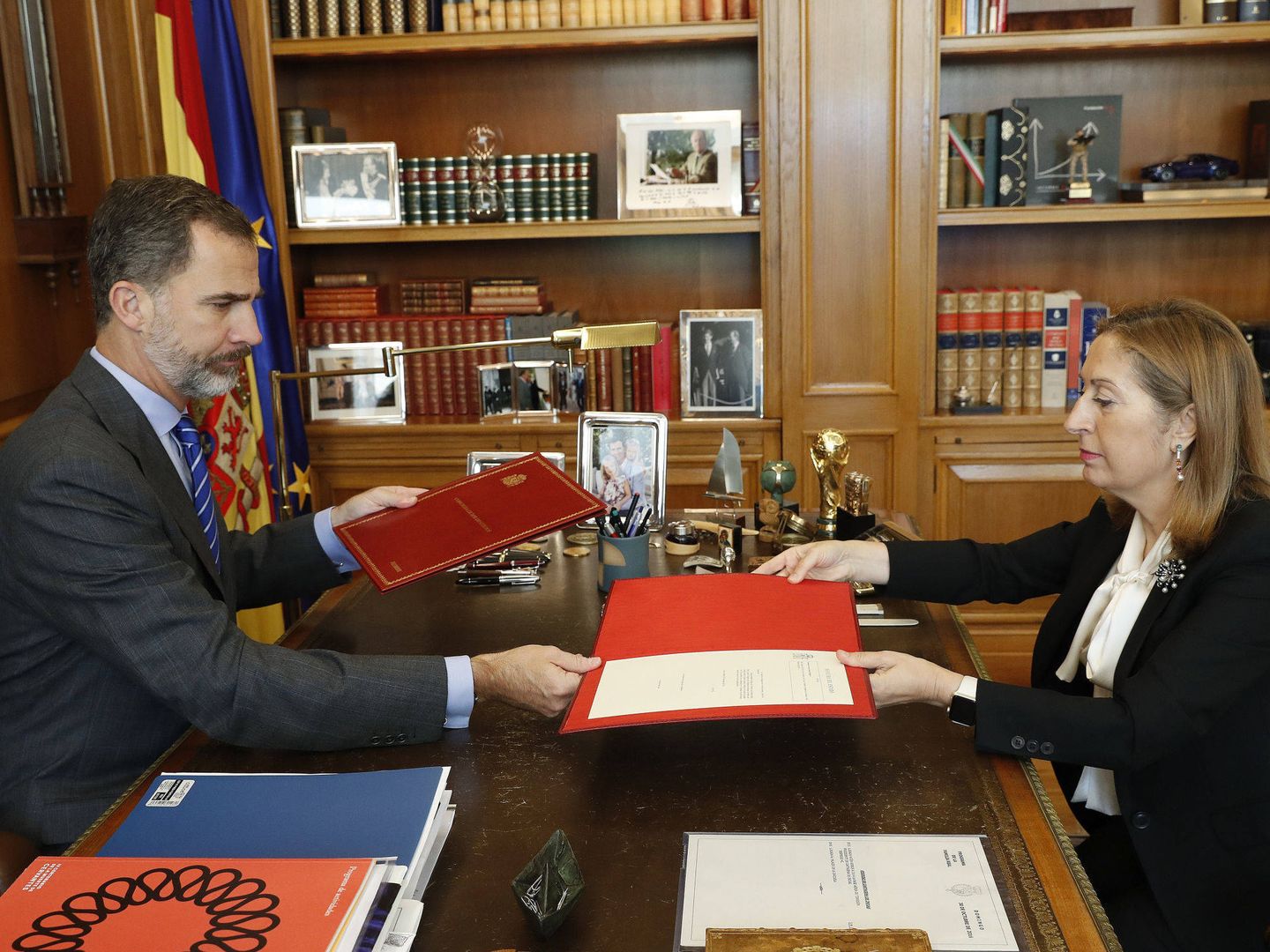 El Rey firma el nombramiento de Mariano Rajoy como presidente del Gobierno en 2016. (Casa Real)