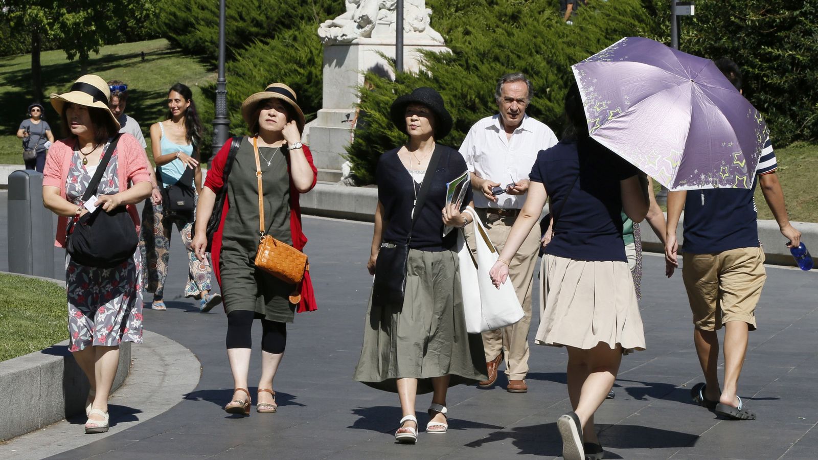 Foto: Un grupo de turistas orientales, por las calles de Madrid. (EFE)