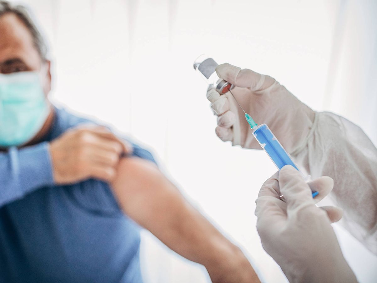 Foto: Personal médico suministra una vacuna a un paciente. (iStock) 
