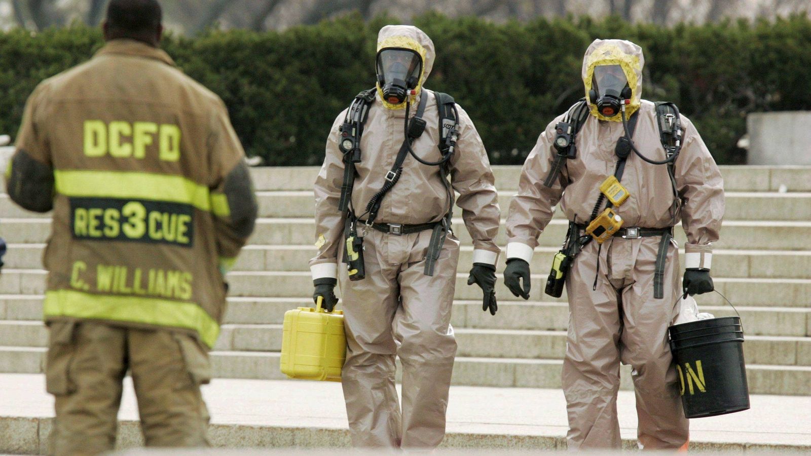 Foto: Un equipo de control de materiales peligrosos mientras trabajan junto al Lincoln Memorial de Washington DC (Efe).