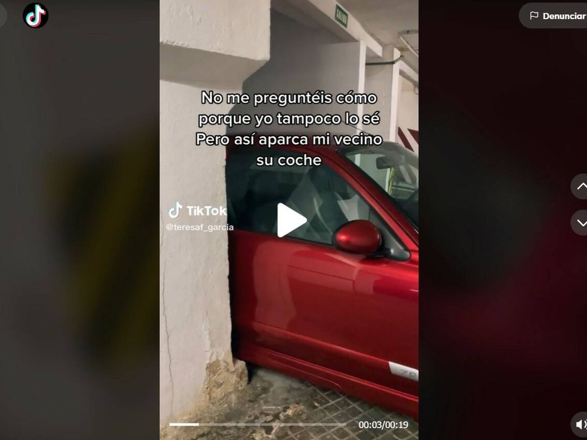 Foto: Muestra la precisa y milimétrica forma de aparcar de su vecino y se hace viral: "No sé cómo lo hace". (TikTok @teresaf_garcia)