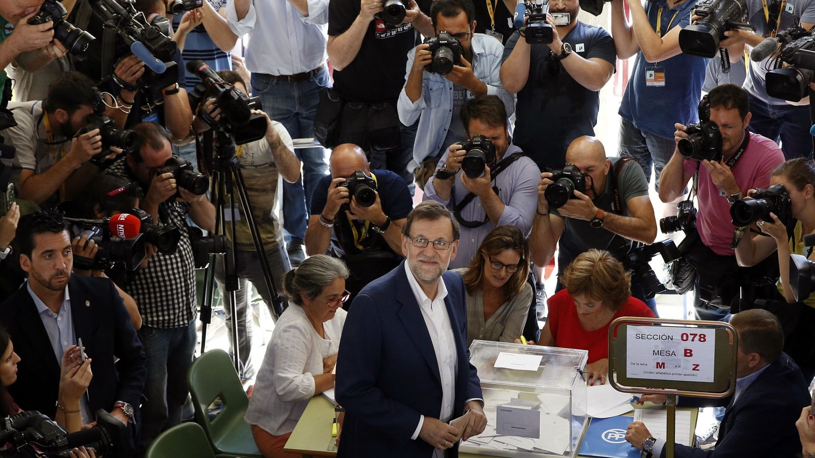 Foto: El presidente del Gobierno en funciones y candidato del Partido Popular para la reelección, Mariano Rajoy, tras ejercer su derecho al voto el 26-J. (EFE)