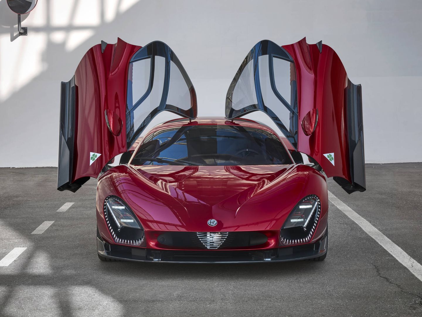 El escudo de Alfa Romeo se puede escoger con el logotipo clásico o en versión 3D.