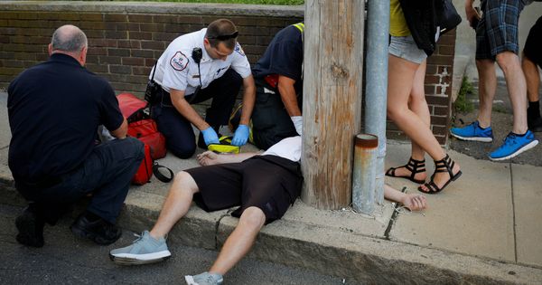 Foto: Sanitarios intentan reanimar a una víctima de sobredosis en Everett, un suburbio de Boston, Massachusetts. (Reuters) 