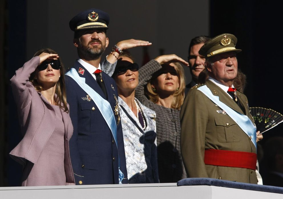 Foto: Imagen de archivo de la Familia Real durante el desfile del 12 de octubre de 2009 (Reuters).