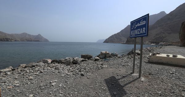 Foto: Un cartel señala la localidad de Kumzar, en Omán, junto al estrecho de Ormuz. (Reuters)