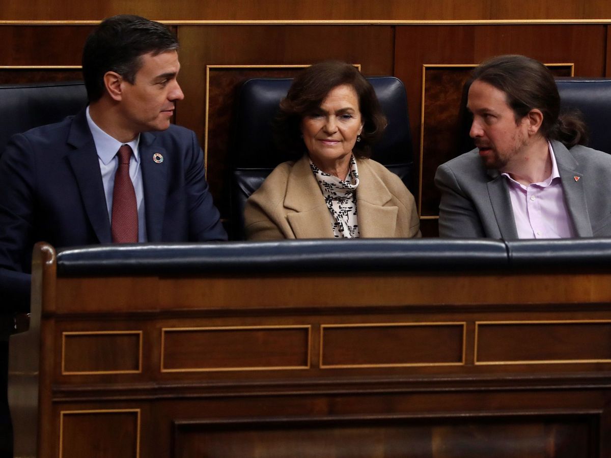 Foto: El presidente del Gobierno, Pedro Sánchez (i), junto a la vicepresidenta primera, Carmen Calvo, y el vicepresidente segundo, Pablo Iglesias, al inicio de la apertura de la XIV Legislatura. (EFE)