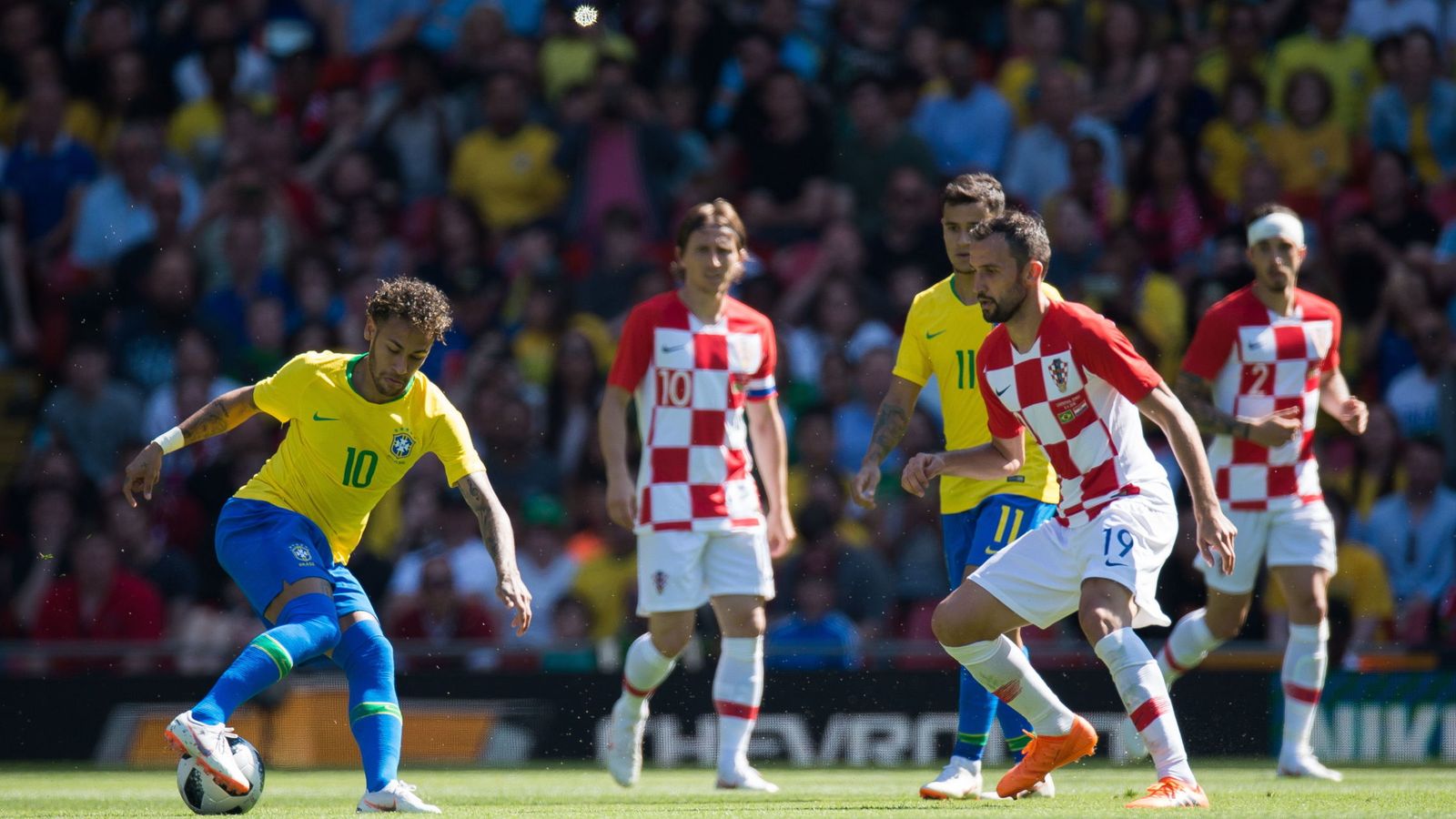 Foto: Neymar durante el Brasil-Croacia en Anfield con la atenta mirada de Luka Modric. (Efe)