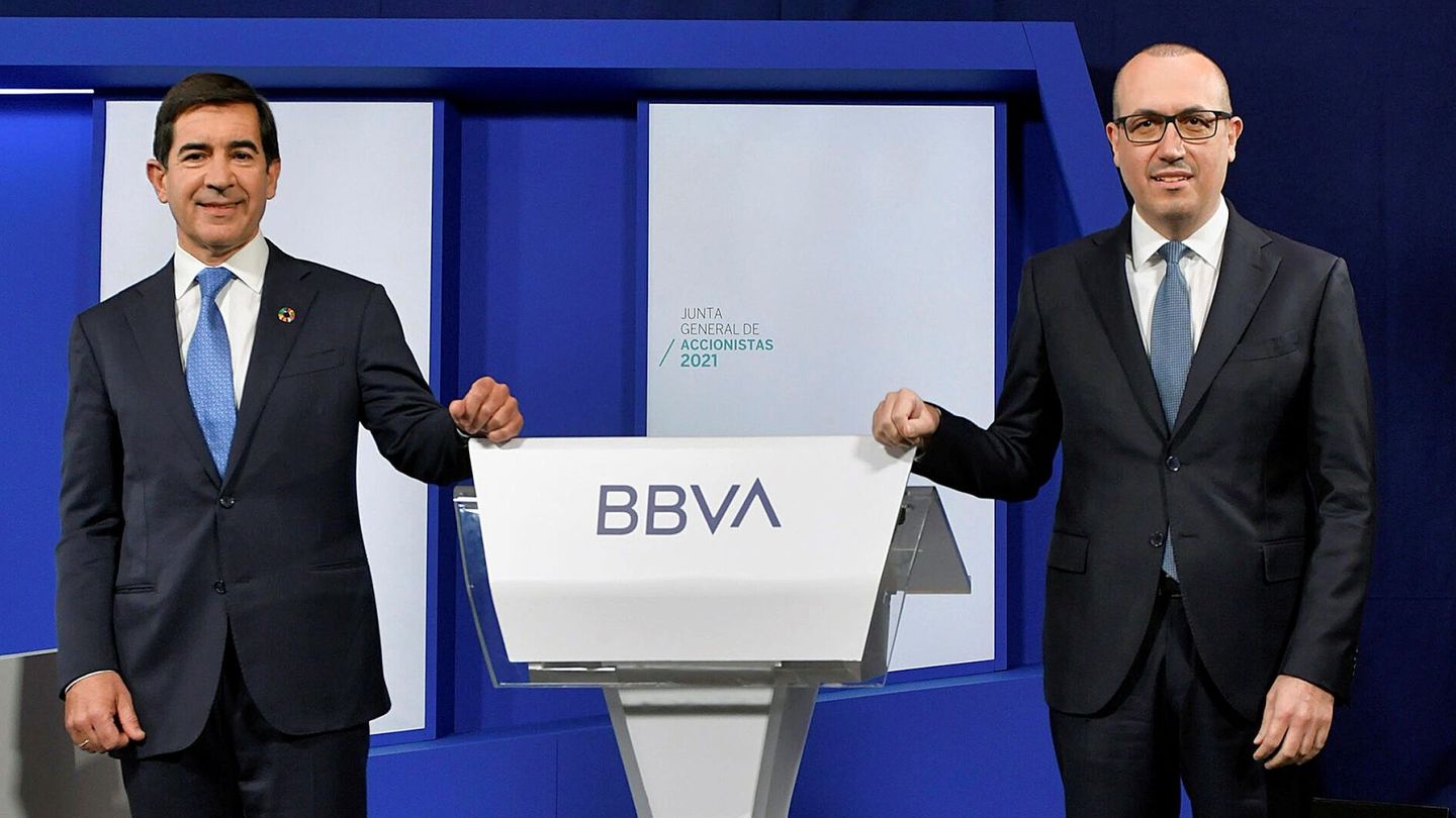 Carlos Torres (i), presidente de BBVA, junto a Onur Genç, CEO, en la junta de accionistas de este martes. (EFE)