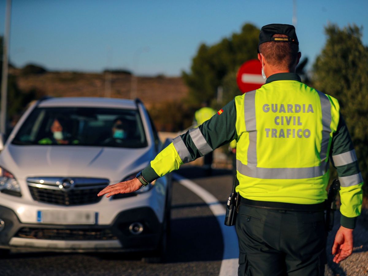 Foto: La DGT retira una de sus multas más usuales y el conductor se ahorrará hasta 80 euros (EFE/Emilio Naranjo)