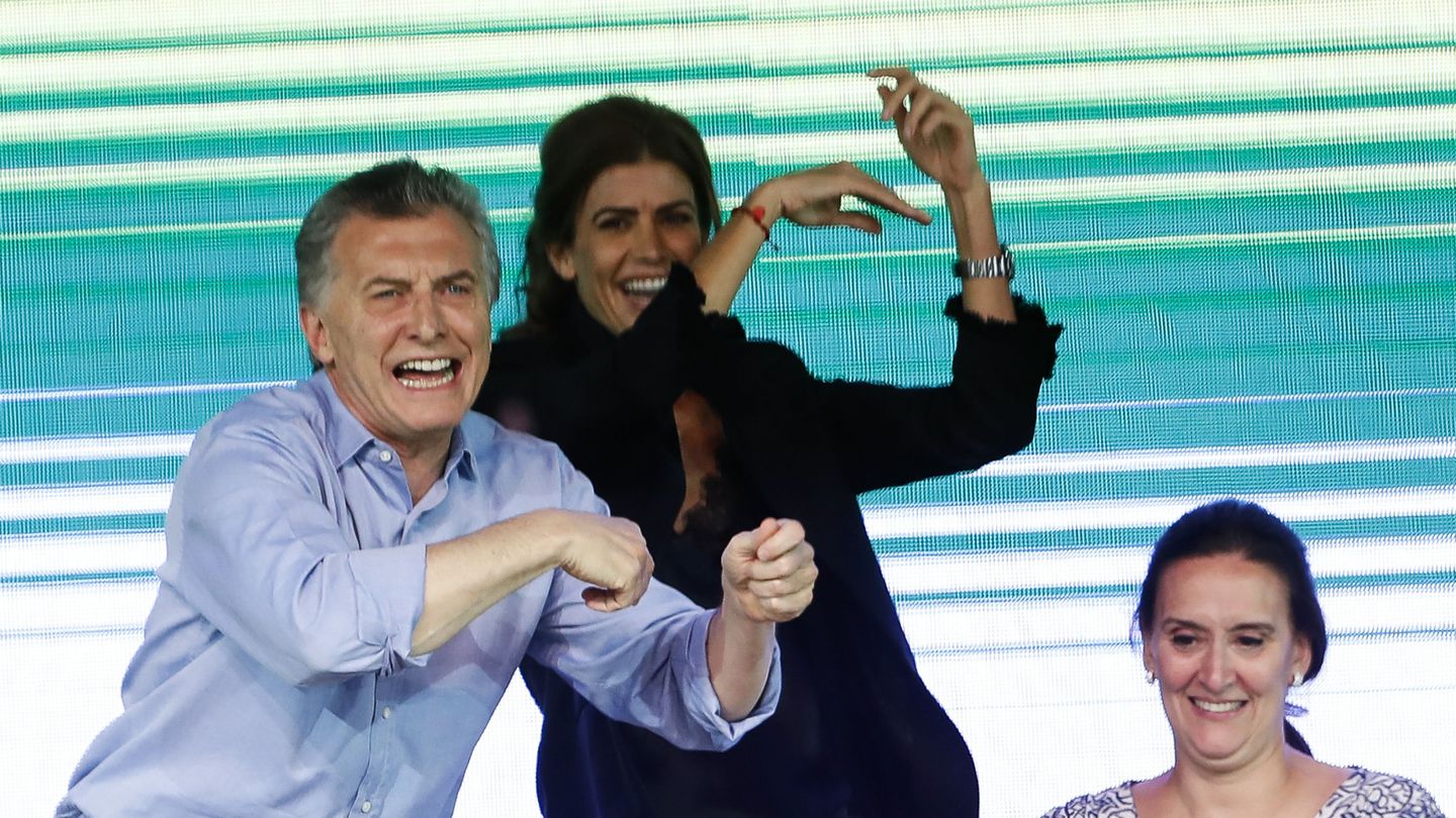 El presidente argentino, Mauricio Macri (i), baila mientras celebra junto a su esposa, Juliana Awada (c), y a la gobernadora de Buenos Aires, María Eugenia Vidal (d). (EFE)
