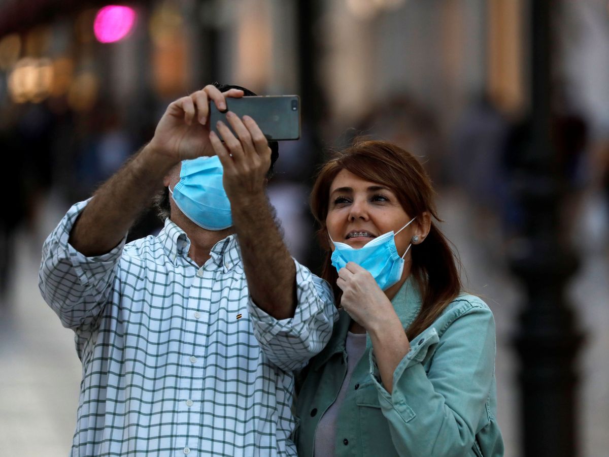 Foto: Dos personas se hacen un selfi en Málaga. (Reuters)