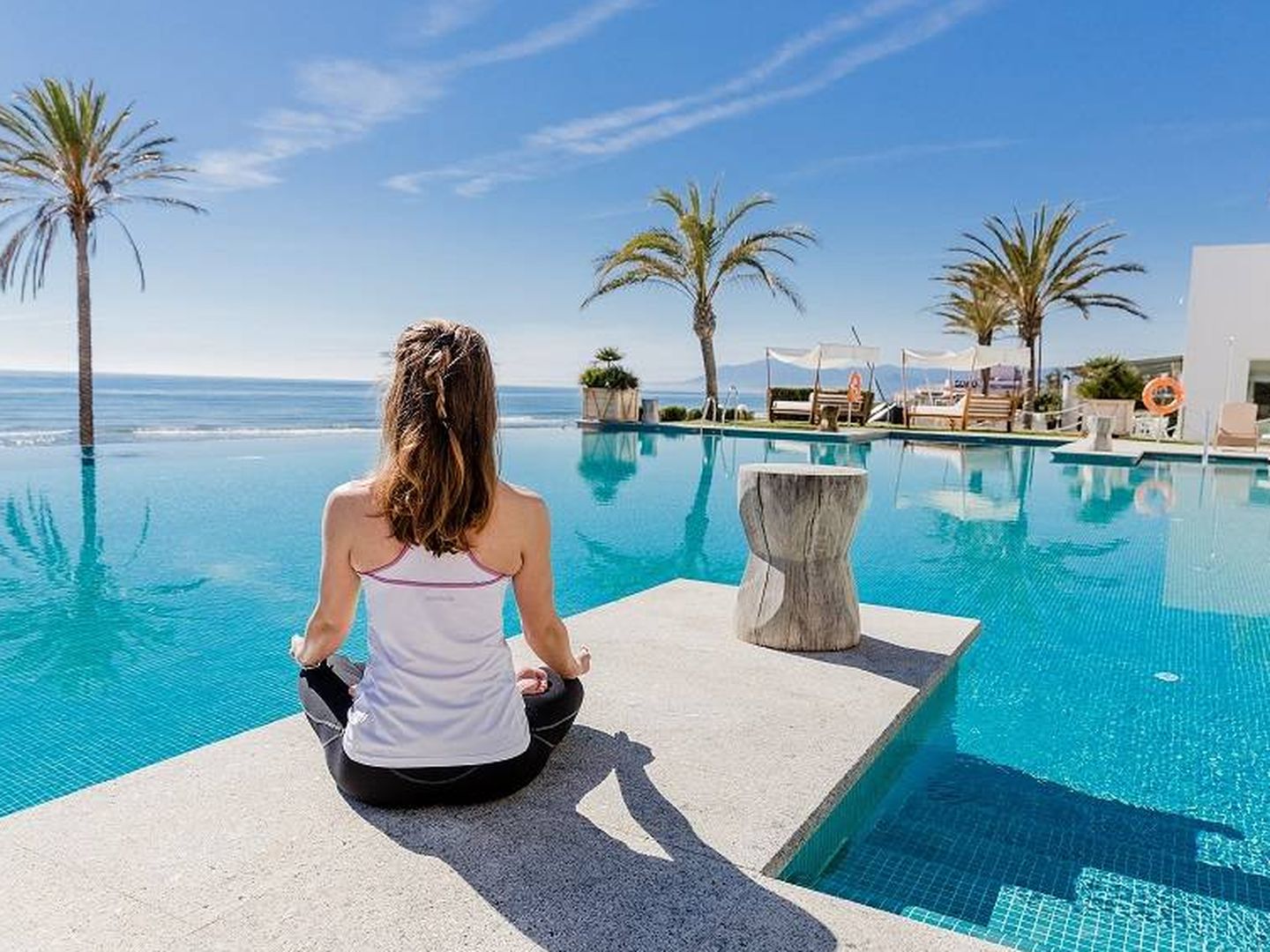 Yoga en el beach club Estrella del Mar del Vincci Hotel de Marbella.