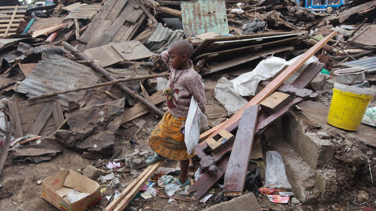 Foto: Una niña keniana camina sobre los restos de su chabola, demolida por las autoridades de Nairobi en el suburbio de Matare, el 22 de agosto de 2015 (Reuters)