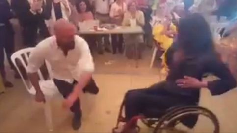 Soraya, la mujer en silla de ruedas que baila unas sevillanas en la Feria de Abril