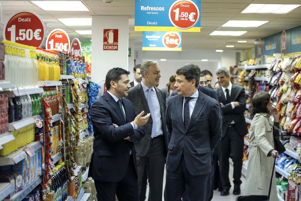 Villamizar con Ignacio González, en la inauguración de la primera tienda en Madrid. (Efe)