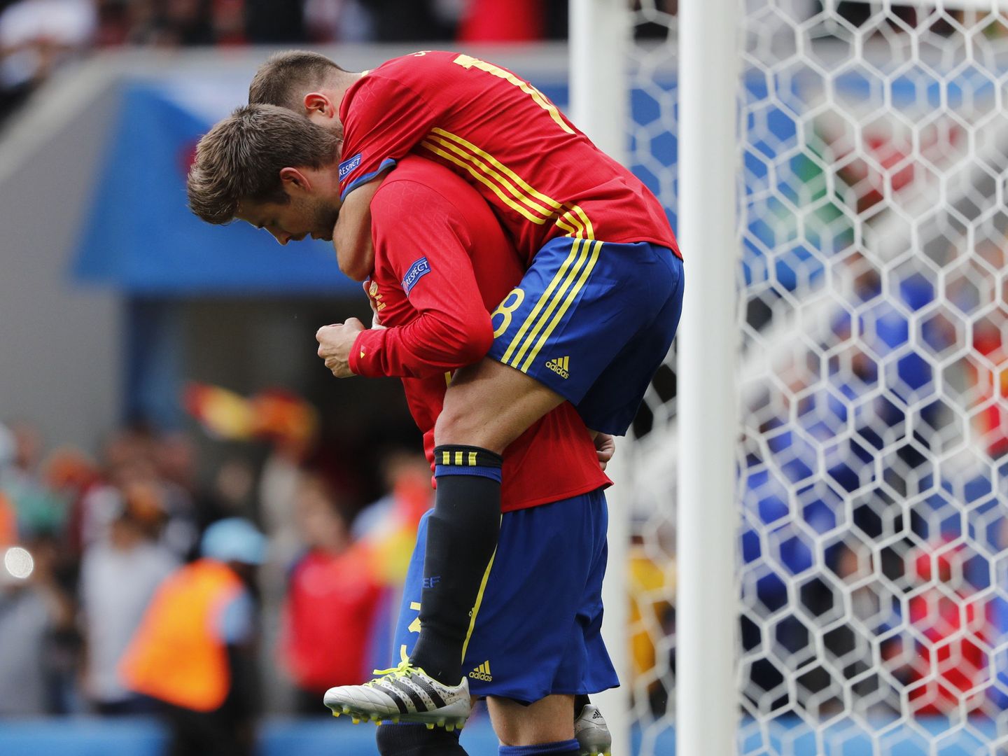 La celebración de Piqué y Ramos tras el gol del primero en el debut de España en la Eurocopa 2016. (EFE)