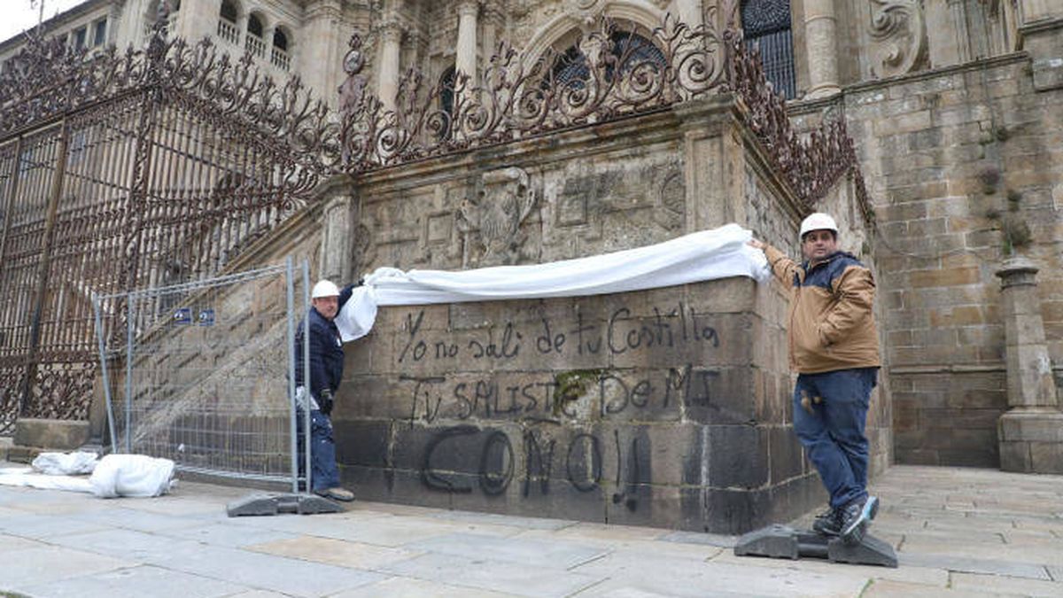 Pintadas contra los Borbones, Vox y la Iglesia en la Catedral de Santiago