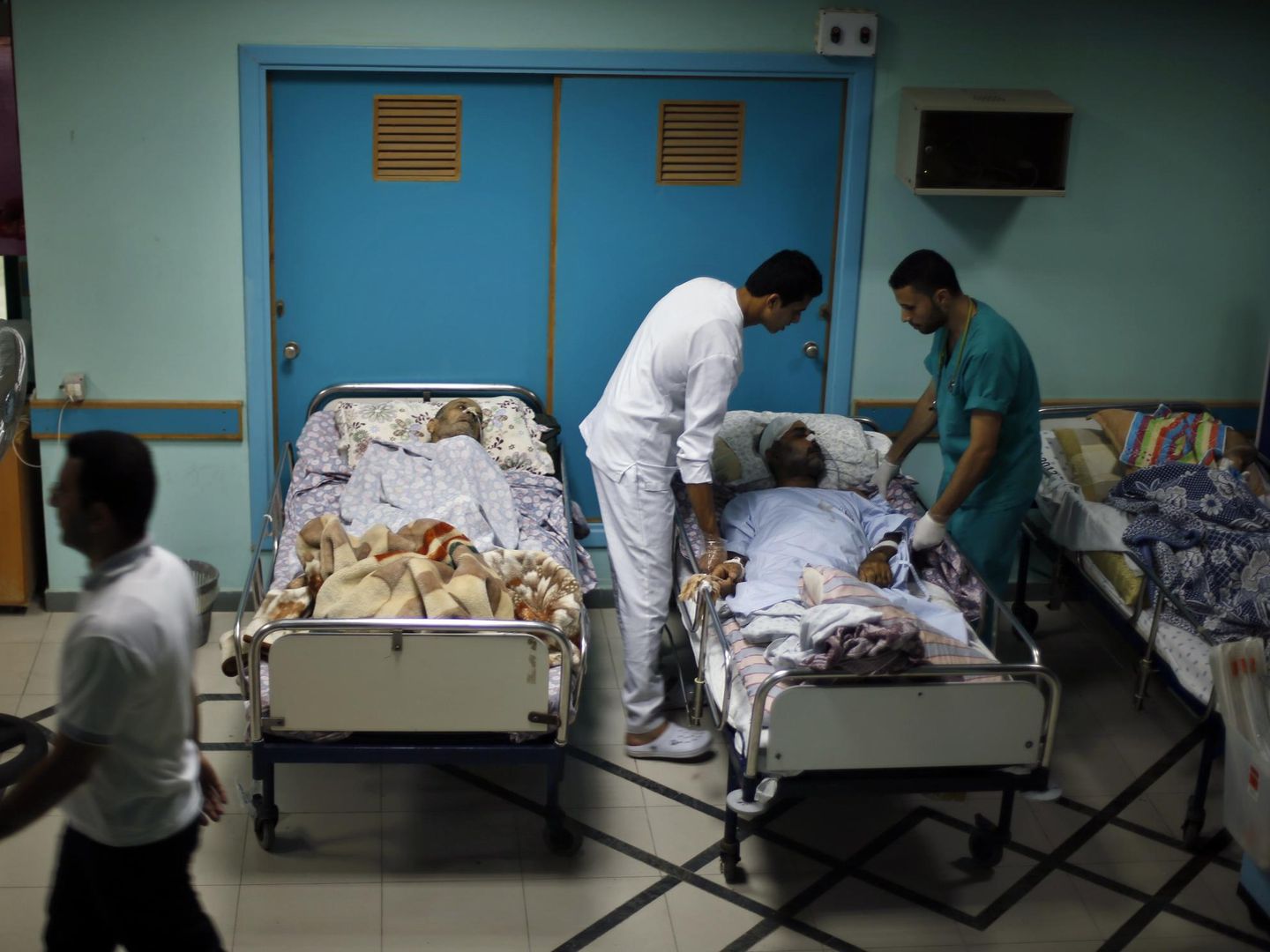 Pacientes del hospital de Wafa tras evacuarse el cuarto piso, en Ciudad de Gaza (Reuters).