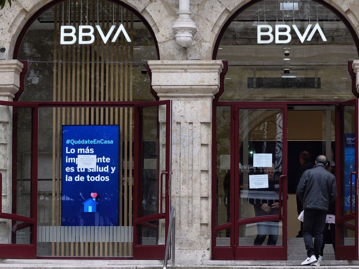 Foto: Un hombre entra en una sucursal bancaria del BBVA en Valladolid. (EFE)