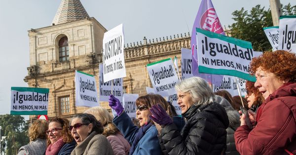 Foto: Cientos de manifestantes en la movilización feminista ante parlamento andaluz