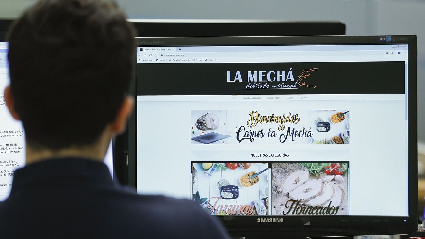 Un usuario navega, este jueves, por la página web de Magrudis, que comercializa la carne mechada La Mechá, causante de un brote de listeriosis. (Foto: EFE)