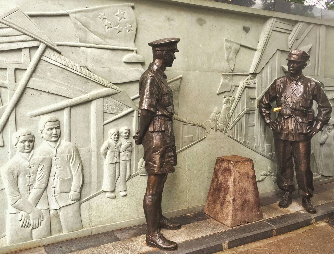 Esculturas de la guardia británica y china junto a un mojón que separa ambos territorios. (J. Ibáñez) 