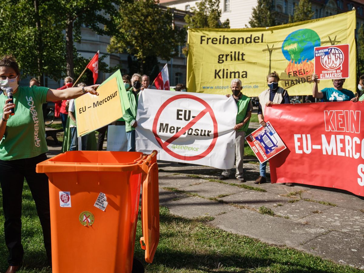 Foto: Un grupo de activistas de Greenpeace protesta contra Mercosur. (Reuters)
