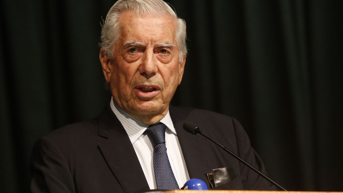 Mario Vargas Llosa, ingresado en un hospital de Madrid tras una caída