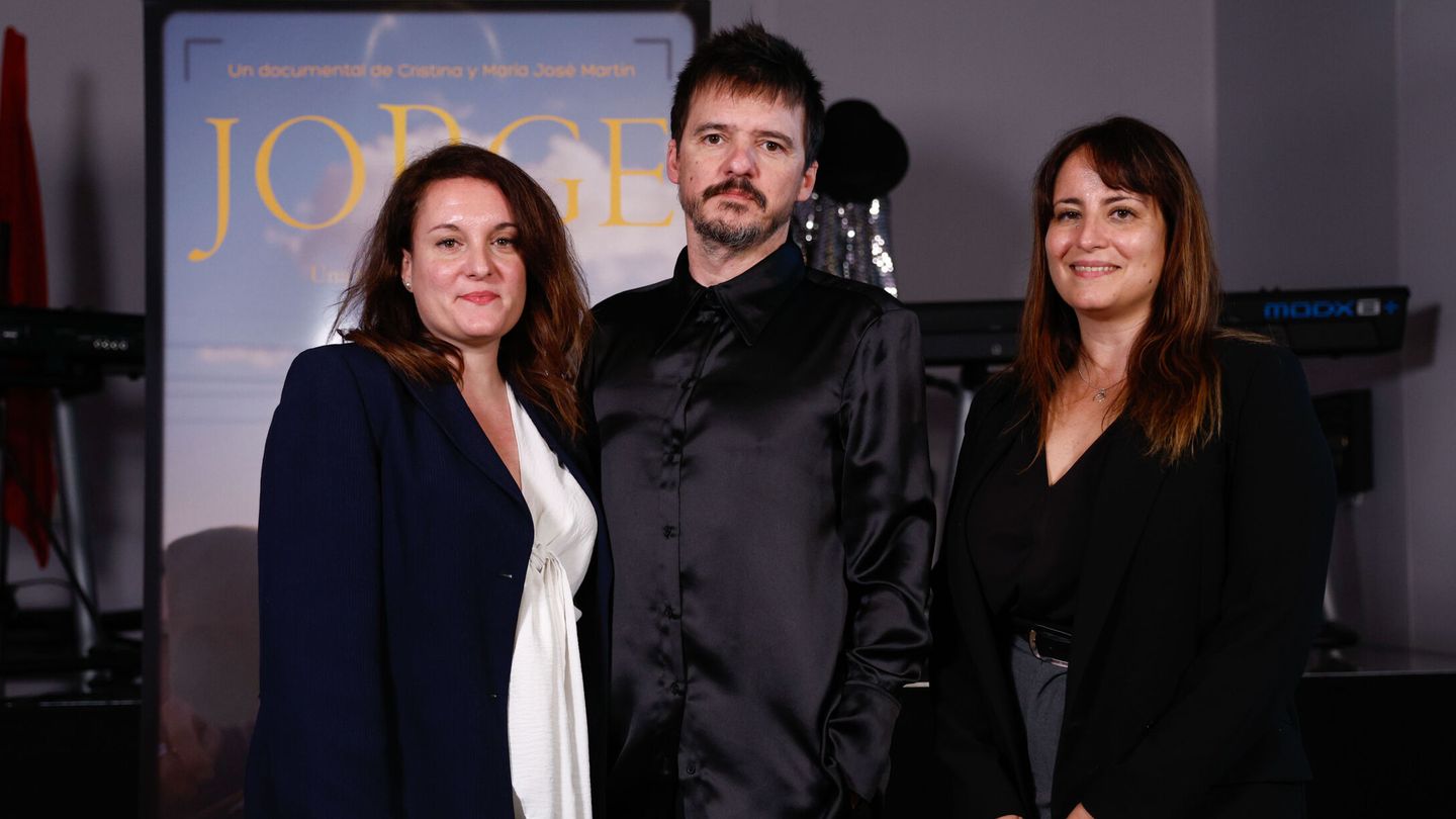 Cristina (i) y María José Martín (d), autoras del documental, junto a Coque Malla. (EFE/Rodrigo Jiménez)