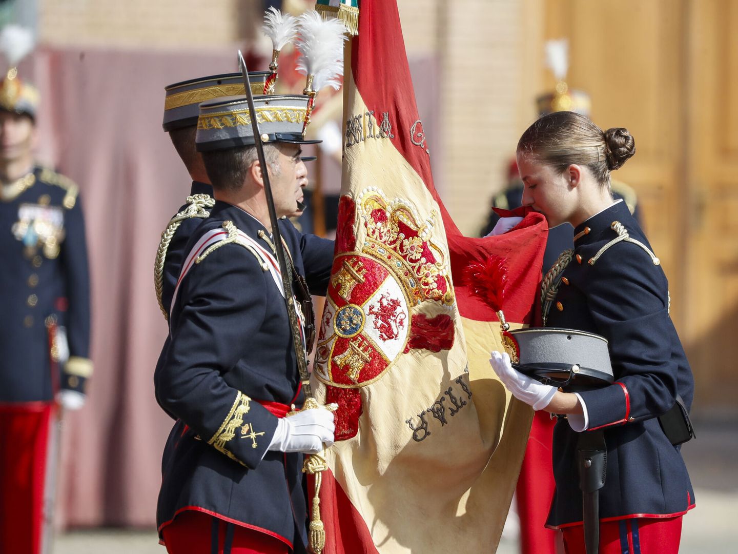 La Princesa de Asturias besa la bandera. (EFE)